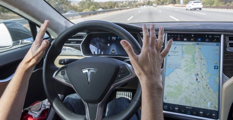 'Volledig zelfrijdende Tesla nog niet dit jaar de weg op'
