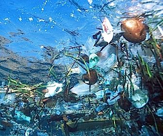 Stofzuiger van oceaanplastic