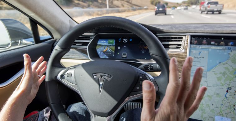 Tesla-chauffeur beboet voor tanden flossen met 135 km/u