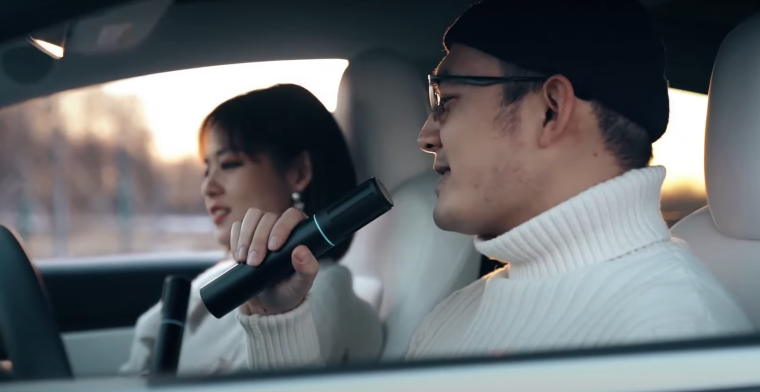 Samen zingen in de auto: Tesla lanceert karaoke-microfoon