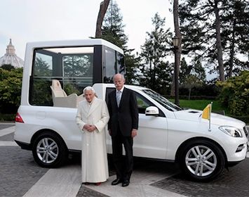 Paus krijgt nieuwe popemobile van Mercedes