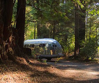 Retro aluminium caravan terug van weggeweest