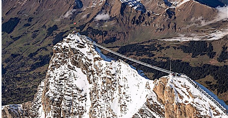 Loopbrug tussen twee bergtoppen in 360 graden