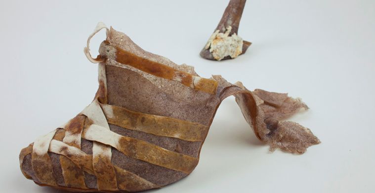Expositie Fungal Futures toont kleding en schoenen van schimmels