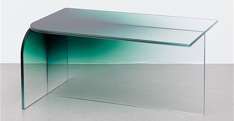 Glazen meubels met vernuftig kleurverloop door Amsterdamse studio