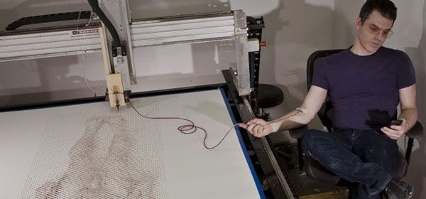 Deze kunstenaar maakt een selfie van zijn eigen bloed