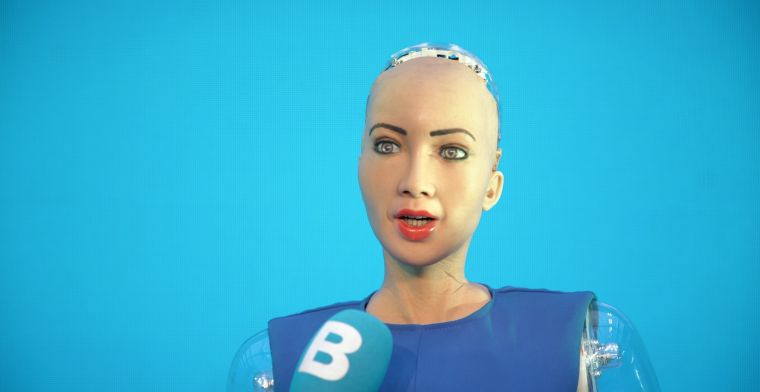 Kleine versie robot Sophia in 2019 op de markt