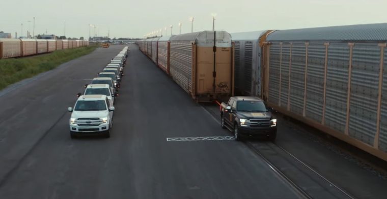 Elektrische pick-uptruck Ford trekt trein van 500 ton