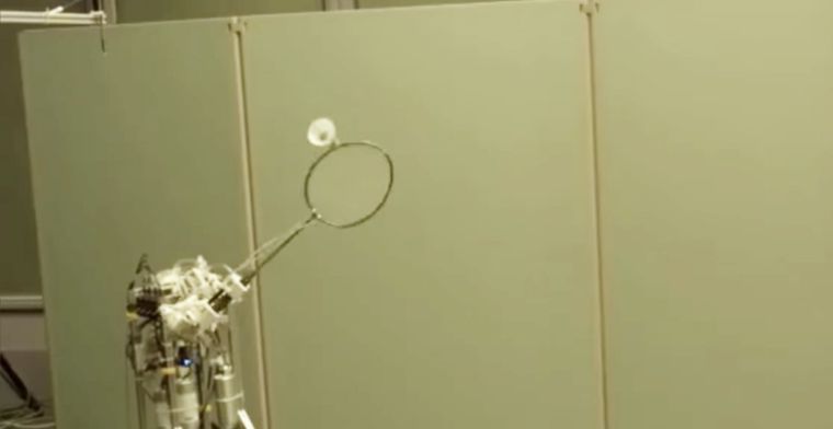 Deze badmintonrobot kent de trucjes van het spel
