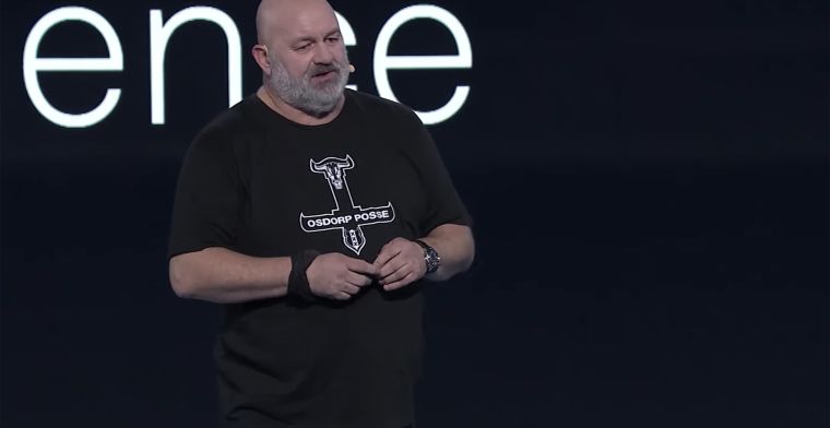 Amazon-topman houdt toespraak in Osdorp Posse-shirt