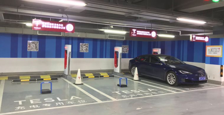 Tesla-hekjes tegen benzineauto’s op parkeervak met laadpaal