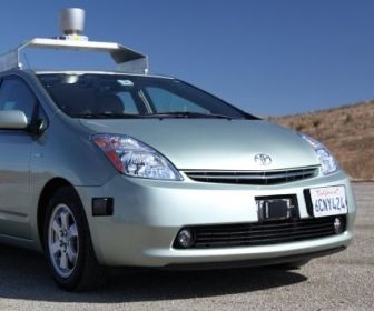 Googles autonome auto niet afgeleid door schaars geklede dames