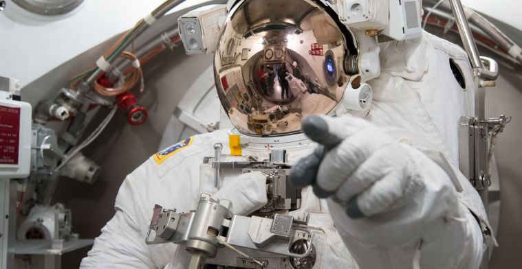 NASA pauzeert ruimtewandelingen na lek in helm