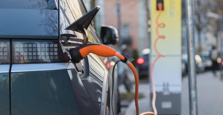 Ruim helft elektrische auto's nu gekocht door consument
