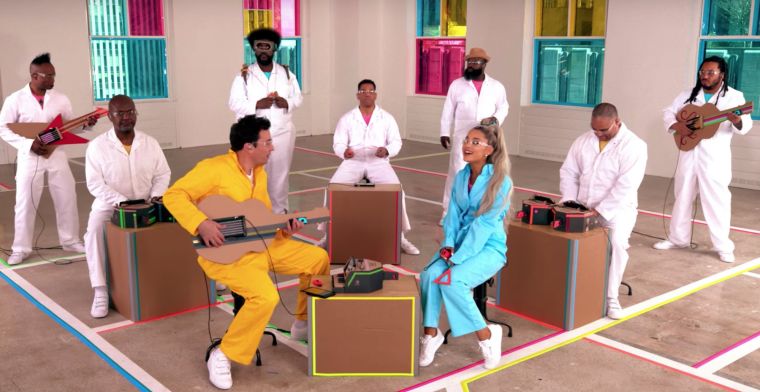 Ariana Grande en Jimmy Fallon spelen op Nintendo Labo