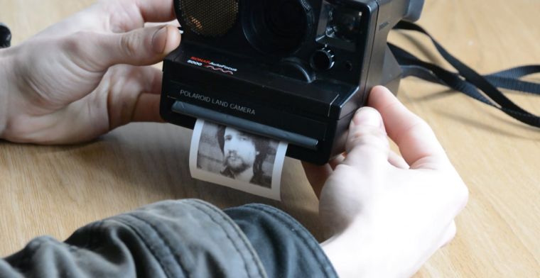 Omgebouwde Polaroid-camera print foto's op bonnetjes