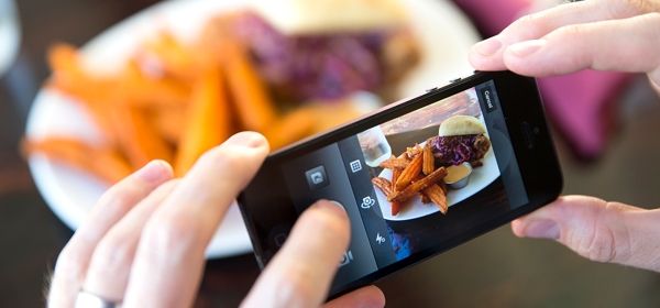 Door smartphones zitten we langer in restaurants