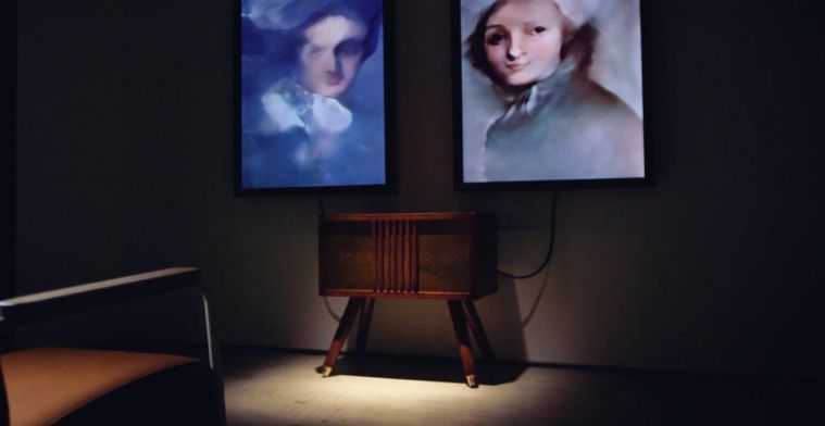 Sotheby's veilt installatie die met AI zelf kunst maakt