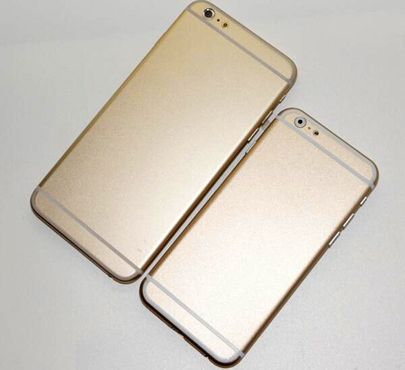 De grote en kleine 'iPhone 6' naast elkaar in nieuwe dummy's