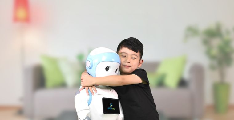 Chinese robot voedt kinderen op: 'gewoon vreselijk'