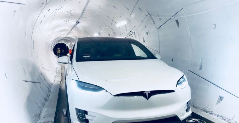 Bedrijf Elon Musk vervoert auto's door speciale tunnel