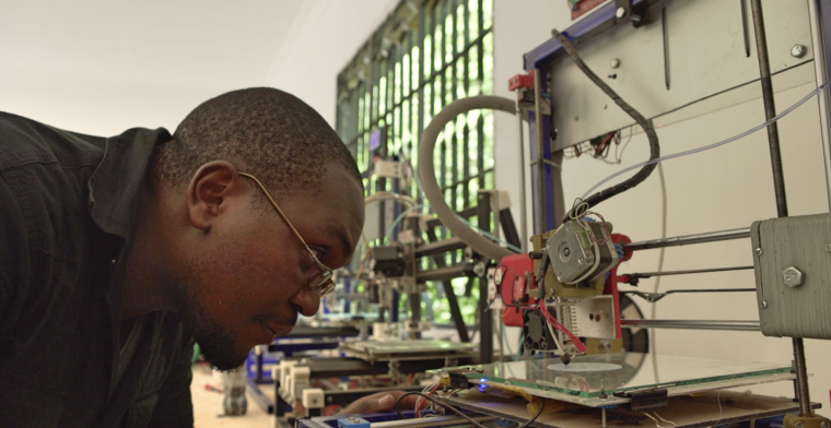Startup maakt 3D-print-filament van plastic afval in Tanzania