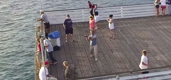 Video: visser slaat drone aan de haak