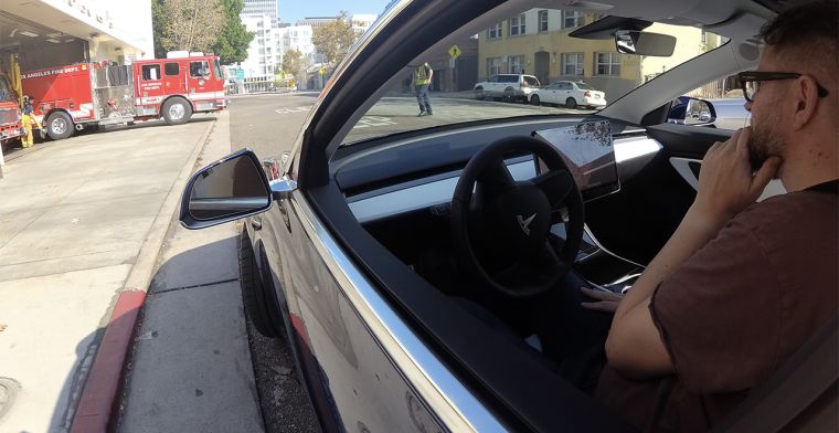 Tesla's herkennen straks zwaailichten politie, brandweer en ambulance