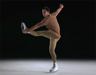 Ronddraaiende 'paspop' op schaatsen