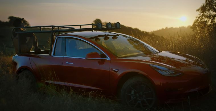 'Queen of shitty robots' bouwt Tesla om tot pick-uptruck