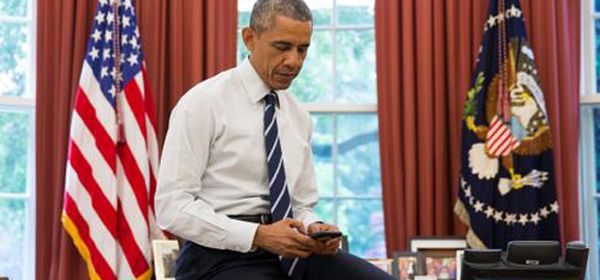 Obama verstuurt eerste eigen tweet - vanaf 'geleende' iPhone