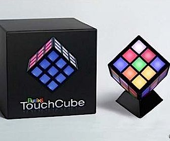 Rubiks kubus met zes touchscreens