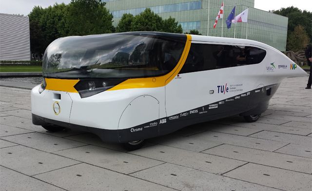's Werelds eerste gezinsauto op zonne-energie komt uit Eindhoven