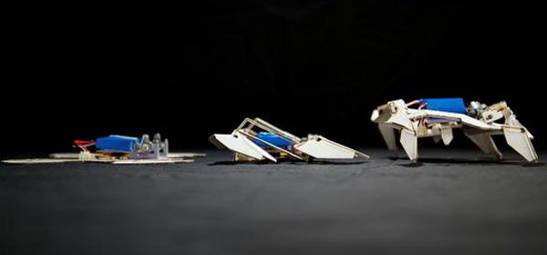 Deze origamirobot vouwt zichzelf in elkaar