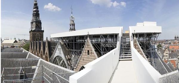 Publiek platform bovenop het dak van de kerk