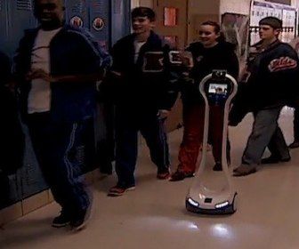 Student laat robot naar school gaan