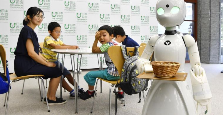 Deze robot-obers worden bestuurd door invaliden