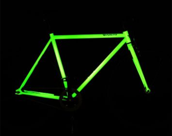 Glow in the dark-fiets heeft geen achterlicht nodig om op te vallen