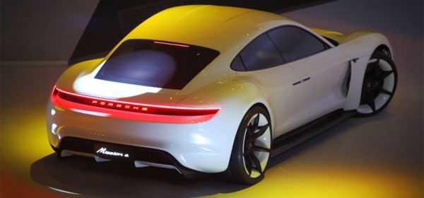 Porsche werkt aan elektrische auto die 500 km haalt op volle accu