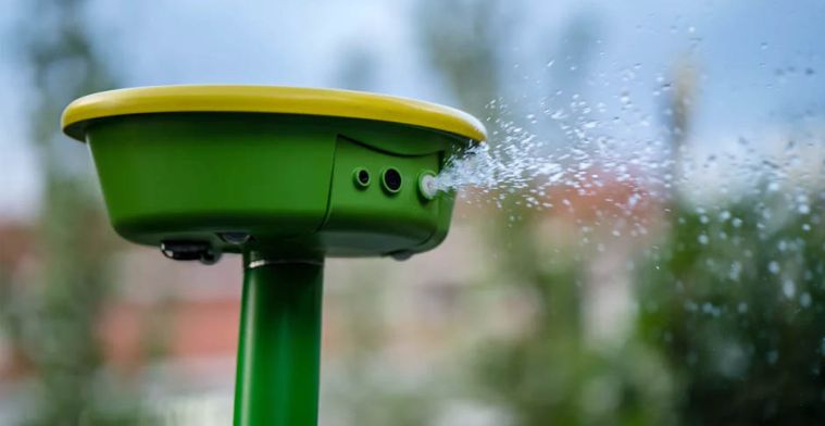 Gadget jaagt ongedierte met waterstraal uit je tuin