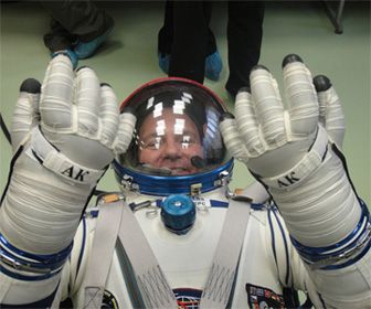 Nieuw ruimtepak Andre Kuipers is klaar