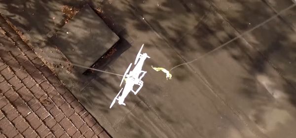 Video: gestrande drone gered door andere drone dankzij kleerhangers