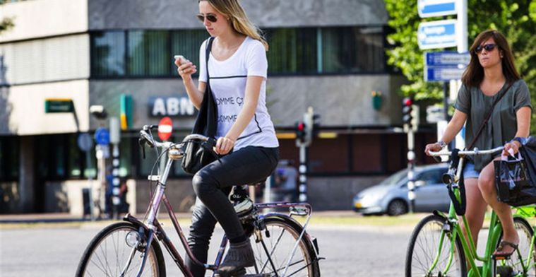 Telefoongebruik op de fiets wordt strafbaar
