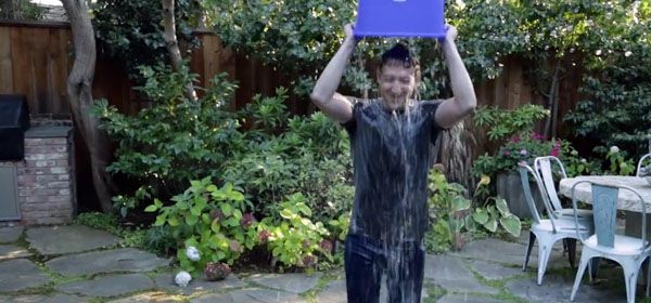 Mark Zuckerberg doet mee met Facebook-hype voor ALS