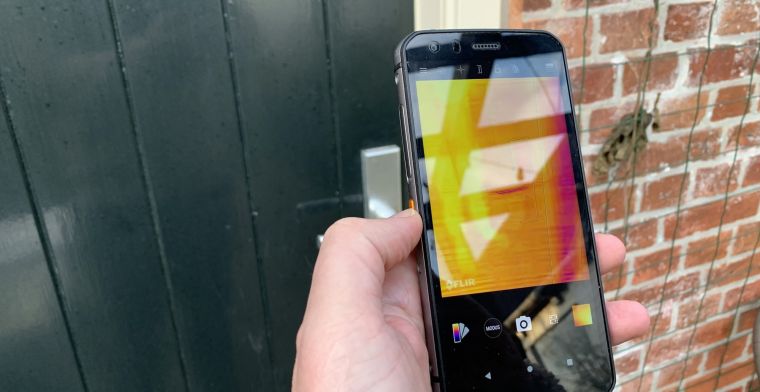 Getest: onverwoestbare smartphone met warmtecamera
