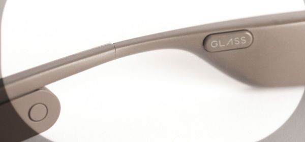 Kapotte Google Glass Bright-blogger alleen achter glas