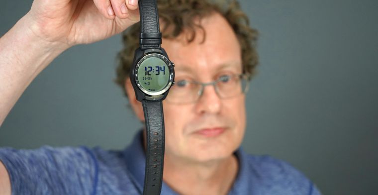 Getest: smartwatch met twee schermen en enorme accuduur