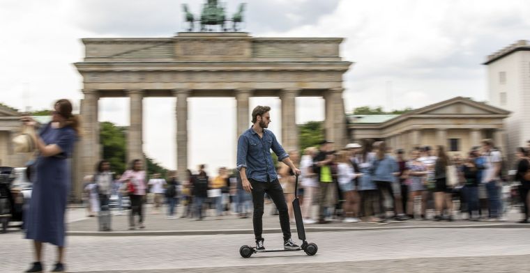 Audi combineert elektrische step en skateboard