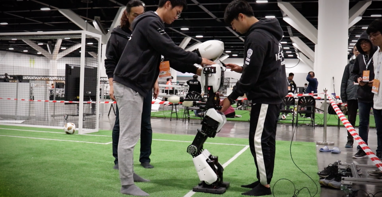 Voetballende robots scoren op Robocup in Sydney