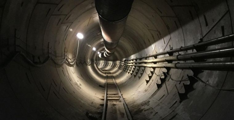 Musk toont eerste testtunnel: 'Verontrustend lang'